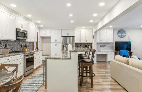 Beautiful Torch Lake House with Beach Access home - Foto 14