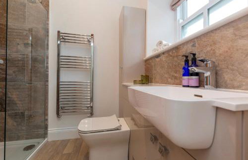 Luxury Barn - Hot Tub, Views, Stunning Location! - Pass the Keys - Photo 16