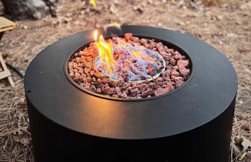 Wildland Loft Serene Mountain Retreat w Fireplace AC Fire Pit Hammock Outdoor Lounge Area Record Player Pets OK - Foto 25