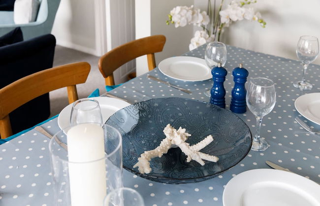 Coastal Retreat for 8 With Hot Tub - Walk to Beach - Foto 73