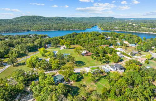 Lakefront Retreat with Deck, Movie Room and Yard - Foto 58