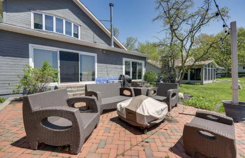 Spacious Delton Home with Fire Pit and Lake Views - Foto 39