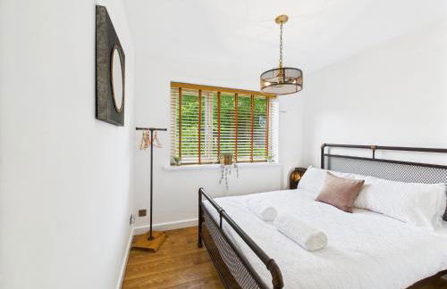 5-Bed Retreat with Hot Tub, Garden & Relaxing Views - Foto 34