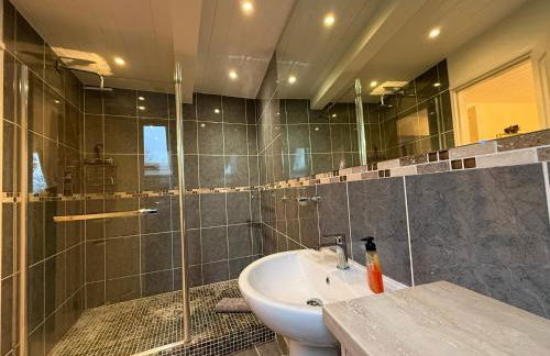 Luxury Kingfisher Lodge, Isis Lake, within the Cotswold Waterpark - Foto 19