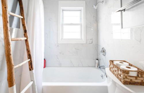 The B&W Haven 5BR Home with yard theater - Foto 7