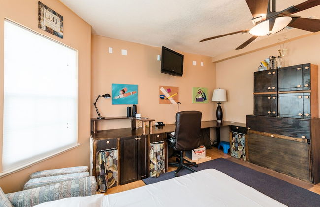 Chic Renovated Oasis: Disney & Universal Nearby 4 Bedroom Home by RedAwning - Foto 2