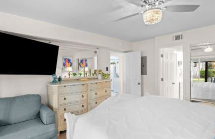 Steps from the Sand Bright Coastal Stay w Pool Access Coastal Hideaway by AvantStay - Foto 18