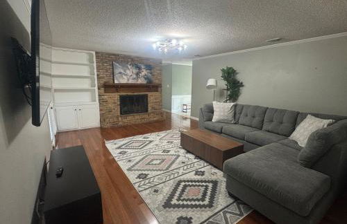 4-Bedroom Home with Private Pool in Euless - Foto 24