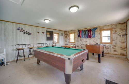 Rustic Cabin with Fire Pit, Steps to Sand Lake! - Foto 21