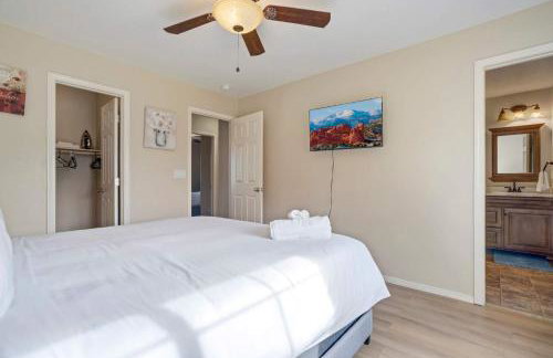 4BR w Fireplace Backyard BBQ near Peterson AFB - Foto 19