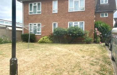 Friendly family apartment comfort sleep 6 close to tube bus airport - Foto 39