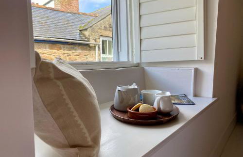 The Old Gallery - Charming Coastal Escape For Two - Photo 53