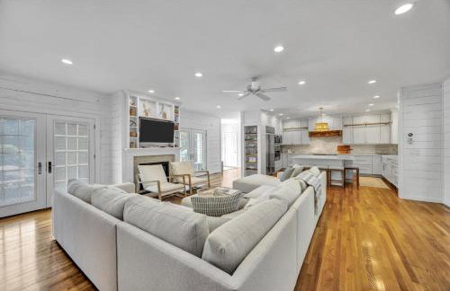 Stay 1 Block from Ocean at 7-Bed Retreat with Yard, Deck and Game Room, Host Up to 22 Across 16 Beds, Gas Fireplace, Gas Grill, Ample Parking, Walk to Menauhant Beach, Perfect for Family Getaway, 24 Hr Hospitality - Foto 9