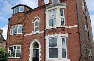 G-Floor Flat with 2 beds, 2 bathrooms, sleeps 4-6 - Foto 1