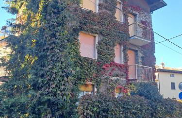 Dinky's apartment with a balcony overlooking the woods - Foto 7