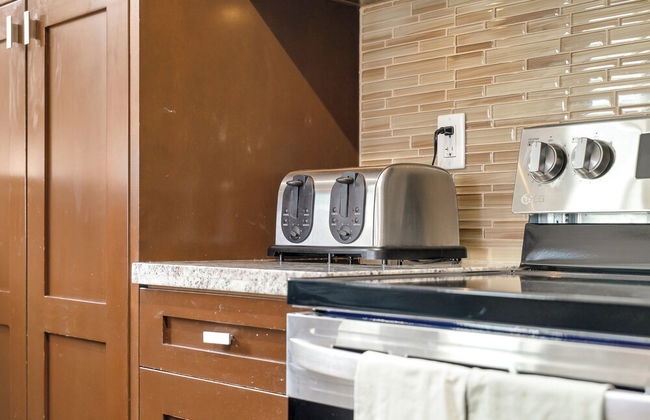 Stylish Urban Retreat 2BR Condo - Photo 17