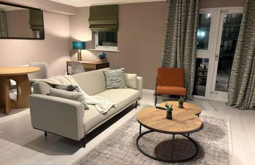 Stylish 1-Bed Riverside Views Near DLR Canary Wharf - Foto 1