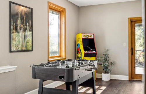 Hot Tub - Scenic Views - Spacious Deck - Game Room - Foto 2