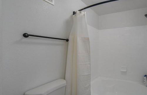 Amiable 2BD King Bed with Pool, Hot Tub, Gym, Parking - Foto 31