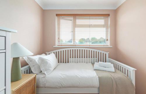 Guildford - 4 Bedroom House - Private Parking - Photo 12