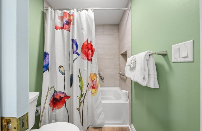 Beautiful Condo with Spacious Balcony to Enjoy Fascinating Ocean View - Unit 1002 by RedAwning - Foto 17