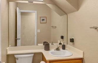 24hr Host - New Renovated 4 bedroom home U026 - Photo 8