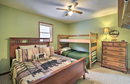 Wooded Danbury Cabin with Grill and Fire Pit! - Foto 11