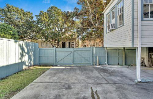 Bright Uptown home w gated parking - Foto 36