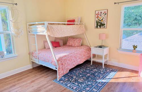 Walk Downtown, Private Parking, Short Drive to Beach & NAS - Foto 26