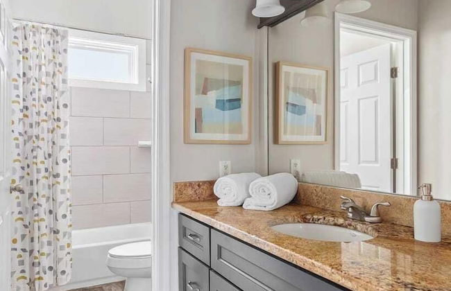 7bdr w/ Private Pool, Hot Tub, Fire Pit, Walk to Beach Tidal Wave by Avantstay - Foto 17