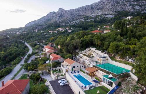 Breathtaking Scenic Villa with Pool - Photo 41