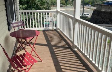 Walk to Hospital, Heart of Cville, Fenced backyard - Foto 15