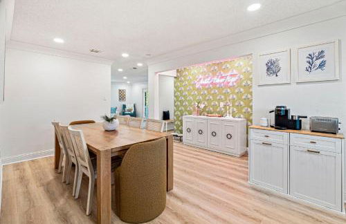 Mins to Casino & Beach Fire Pit Large Yard Decks - Foto 9