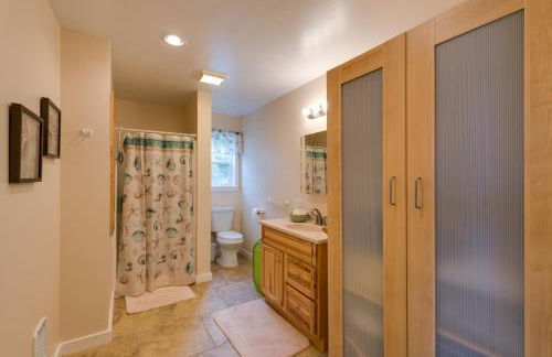 Herron Island Cabin with Deck Walk to Beach! - Foto 18