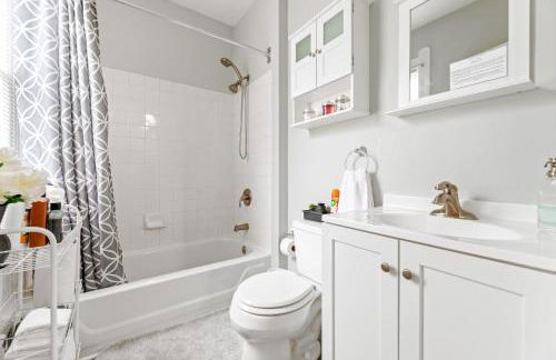 Luxe Suite with Pool Table, King Bed, 3 TVs, & Free Parking - Foto 39