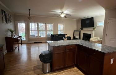 Spacious Gorgeous 3bd home with large deck Close to EVERYTHING - Foto 35