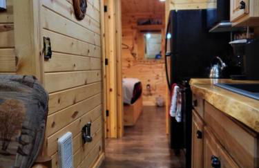 Knotty Shack- Unique Tiny Log Cabin with Hot Tub - Foto 18