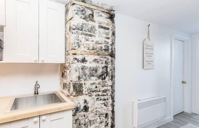 Modern Meets Rustic - 2 Bdrm Old Quebec - Photo 10