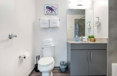 1BR City Loft With Modern Glass Views - Foto 13