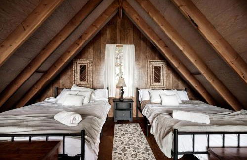 Rustic-Modern Chalet w/ Fire Pit, Deck & Views in Slanesville, WV - Foto 15