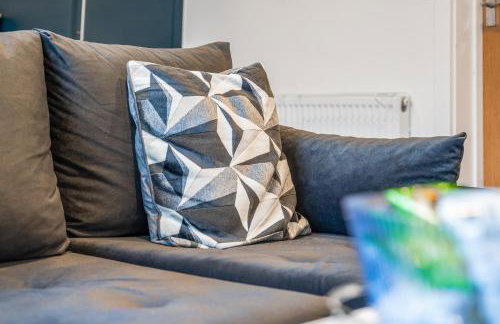 Central 2 Bedroom Apartment with Free Parking Sleeps 8 & Walk to City Centre & Arena - Foto 38