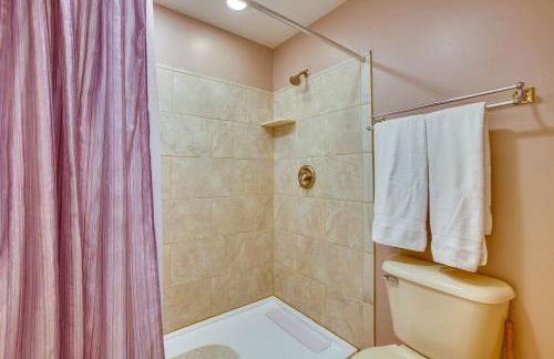 Portage Lake Condo with Deck and Pool Access! - Foto 12