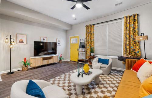 Chic Home with Large Private Yard! Hot Tub, Close To Downtown - Foto 43