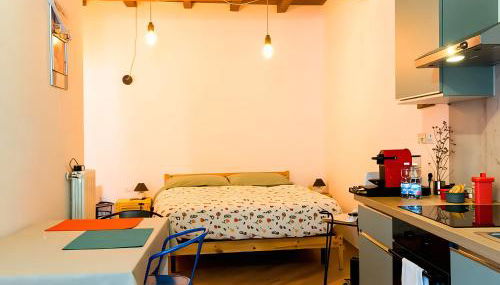 Ruti's House - Monolocale con travi a vista vicino Malpensa e Milano Rho Fiera - Photo 2, stove, minibar