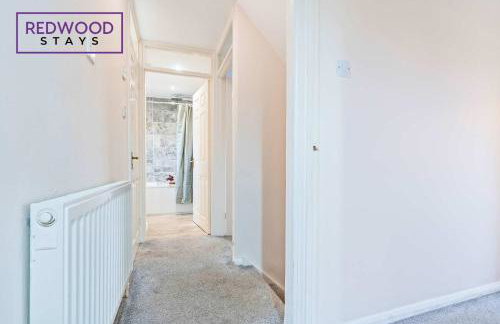 Cosy 3-Bedroom Serviced House with Free Fast WiFi and Parking for 2 Cars By Redwood Stays - Foto 29