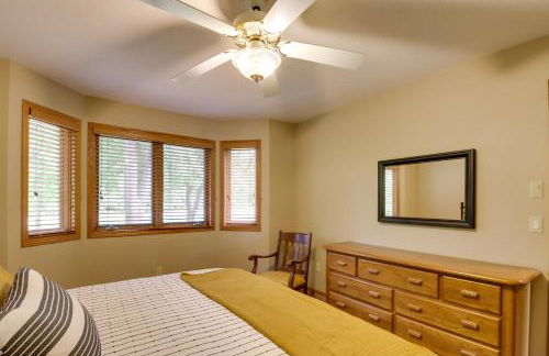 Sandy Beach Family Getaway with Fire Pit and Deck! - Foto 16