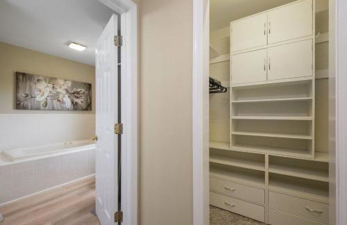 Family and Pet Friendly Retreat with Sauna, Firepit, Pond Views Near Route 151 Wineries - Foto 20