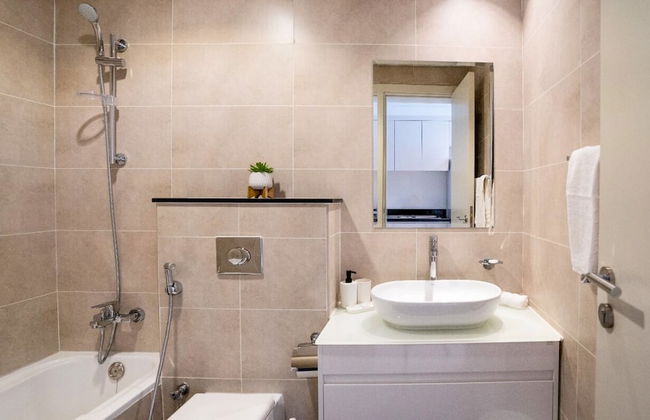 Tanin - Stunning Dubai Skyline View From this Sleek Studio - Photo 10