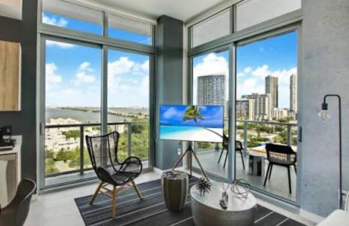 Luxury 2 Bedroom Corner Condo Walk to Design District, Infinity pool with Bay and City views, Gym, Free Parking Spot - Foto 49