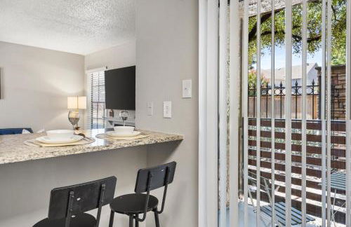 Coastal Hues - Pool, Gym & Free Parking! - Photo 8